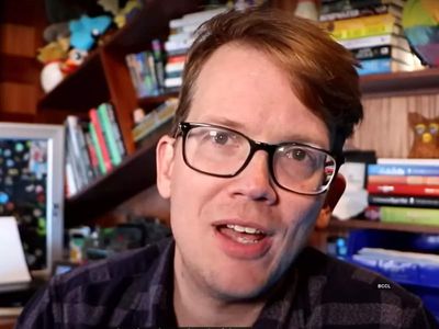 Author-vlogger Hank Green announces his cancer diagnosis