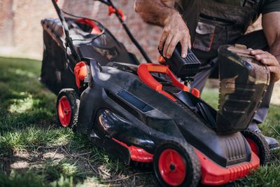 Outdated lawn mowers: why we don’t recommend gas lawn mowers