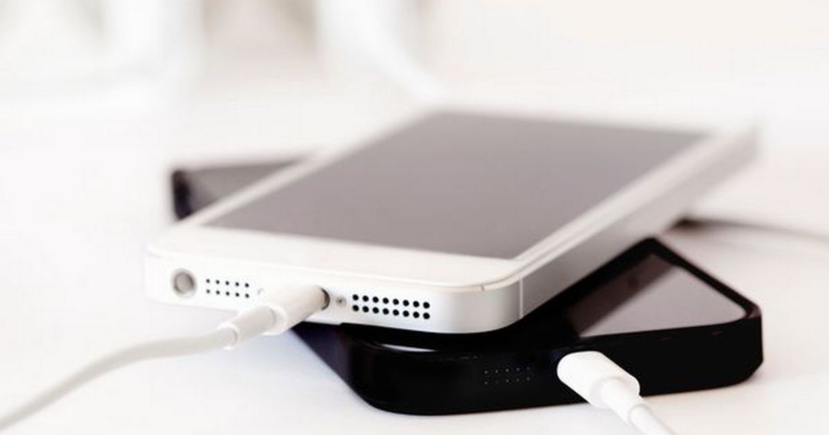 Expert issues warning over common phone charging habit…