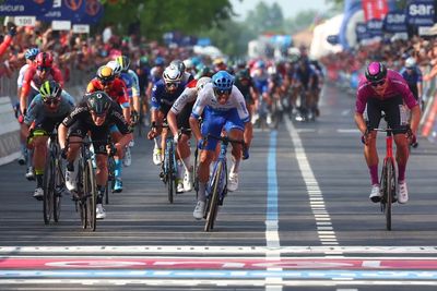 Dainese takes stage 17 win as Thomas keeps Giro lead