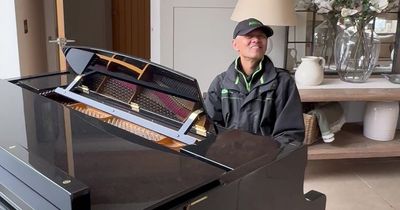 People say man shouldn't be delivery driver after he plays customer's piano