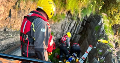 Teenagers dramatically rescued from tide after one has bad fall from rocks in Cork