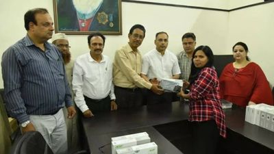 AMU distributes tablets to 550 students under UP's 'Swami Vivekananda Youth Empowerment Scheme 2023'