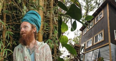 Man lives off-grid in a tree house he built himself in Hawaii