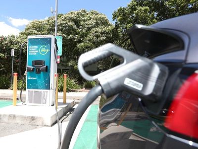 Queensland drives electric car-charging highway further
