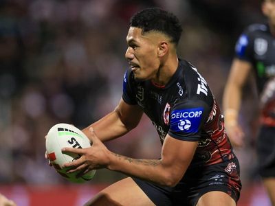 Dragons stun Roosters with late try in NRL thriller