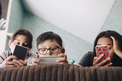 Kids who use smartphones at a young age have worse mental health. Here's the best age to give them a phone