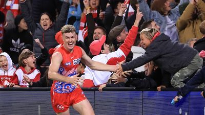 Sydney beat Carlton by 26 points as Swans stay alive in 2023 and Blues hit new low