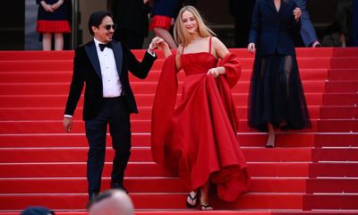 Jennifer Lawrence in step with trends by wearing flip-flops at Cannes