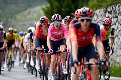 Giro d'Italia Live: Primoz Roglič puts three seconds into Geraint Thomas after mountains showdown, Santiago Buitrago wins; Tadej Pogačar returns to road training; Charlotte Kool wins RideLondon Classique