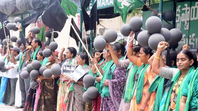 Andhra Pradesh: Amaravati farmers up in arms against distribution of house site pattas at R5 zone