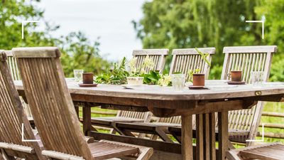 How to clean wooden garden furniture properly, without damaging it