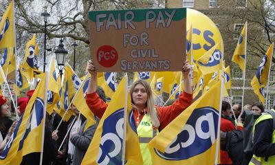 Civil service unions enter new pay talks with UK government