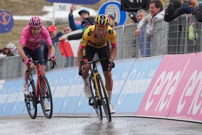 Geraint Thomas keeps Giro d’Italia lead ahead of decisive mountain time trial