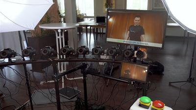 Raspberry Pi Pico Controls Wireless Buttons for Bullet Time Video Booth
