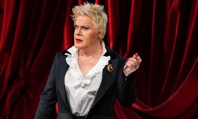 Charles Dickens’s Great Expectations review – Eddie Izzard seduces in charismatic one-woman show