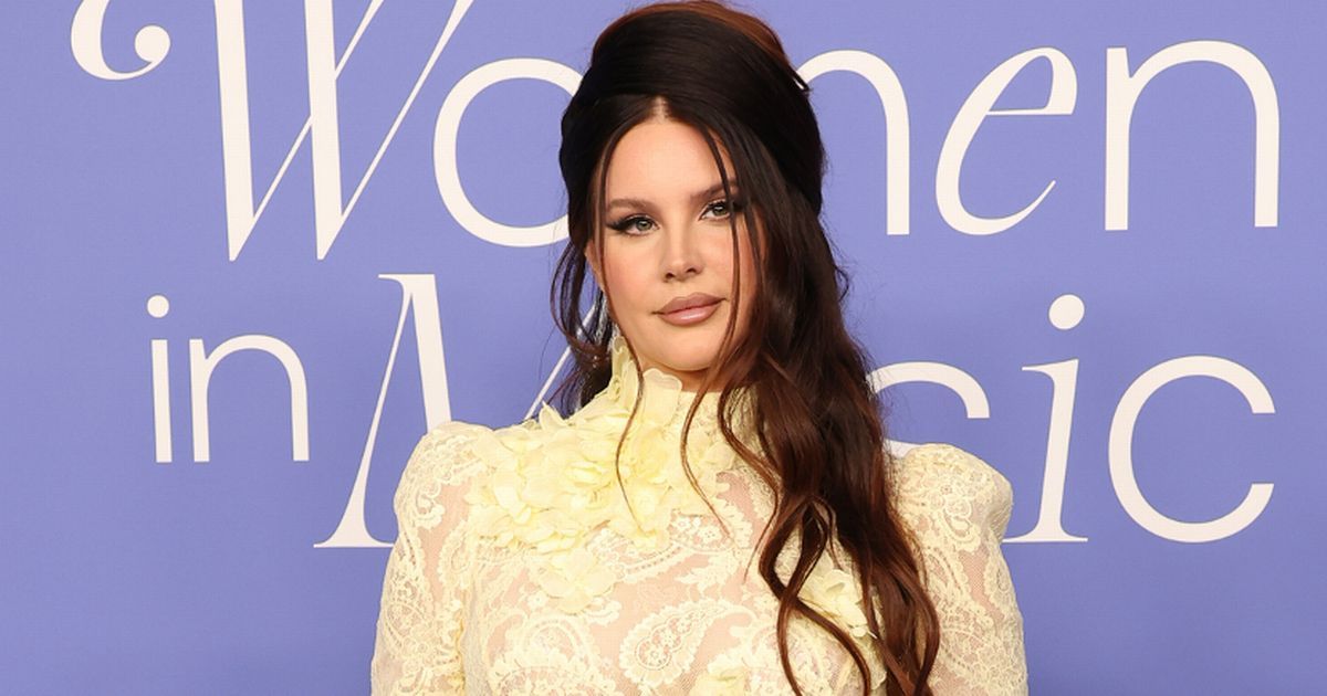 Lana Del Rey UNRECOGNISABLE with platinum blonde hair…