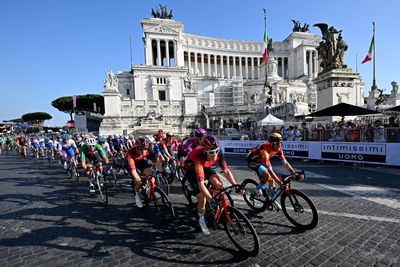 Geraint Thomas 'helps a brother out', aiding Mark Cavendish's valedictory Giro d'Italia stage win