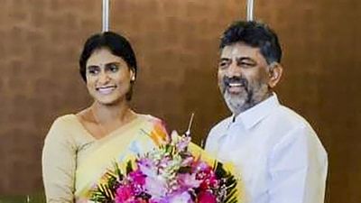 Amid talks of YSR Telangana Party-Congress alliance, Y.S. Sharmila meets D.K. Shivakumar in Karnataka