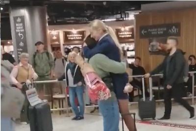 Crowd cheers as man proposes to flight attendant in Dublin Airport