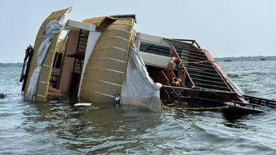 Family escapes after houseboat capsizes in Kerala