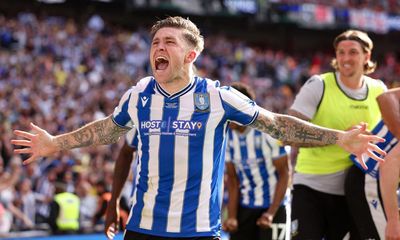 Sheffield Wednesday promoted after last-gasp goal sinks Barnsley