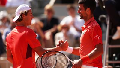 Djokovic battles into French Open second round, Alcaraz waits