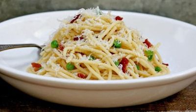 Pasta carbonara with peas: Eggs, cheese and noodles combine for delectable dish