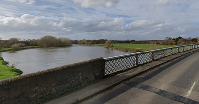 Canoe capsizes leaving children and adults in water on Nottinghamshire border