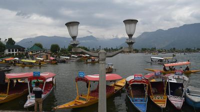 Life jackets mandatory for shikaras in Kashmir