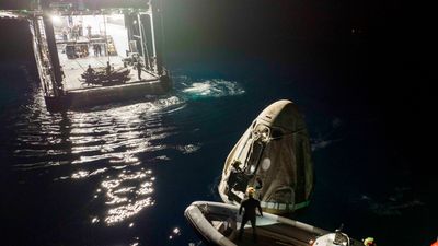 SpaceX Dragon capsule carrying private Ax-2 astronauts splashes down off Florida coast (video)