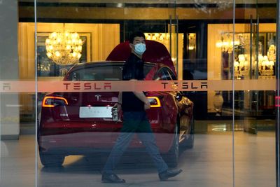 China's industry minister, Tesla's Musk meet, discuss electric cars