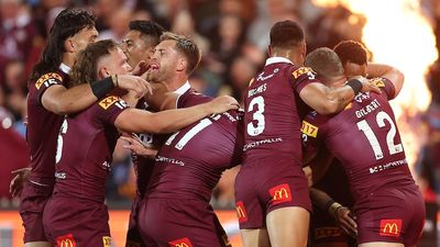 Queensland Maroons defeat NSW Blues 26-18 in State of Origin I at Adelaide Oval