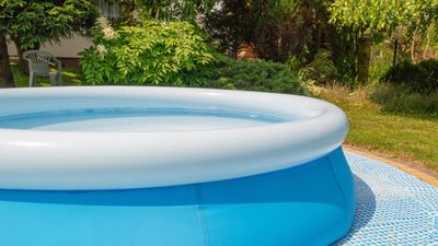 Professional cleaners explain how to keep an inflatable pool clean – so it is always summer swim-ready