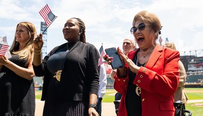 New U.S. citizens sworn in at first naturalization ceremony at White Sox park