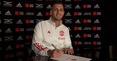 Diogo Dalot pens new Manchester United contract as private David de Gea chat on future detailed