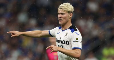 Manchester United manager Erik ten Hag holds calls with striker Rasmus Hojlund