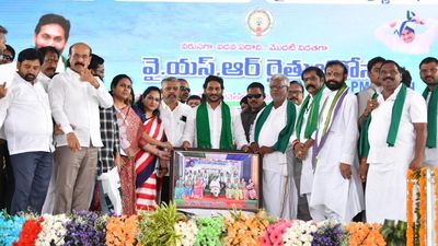 Andhra Pradesh: Chief Minister Jagan Mohan Reddy asks farmers to choose the right party wisely in the next elections