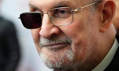 Salman Rushdie to write a book about being stabbed on stage