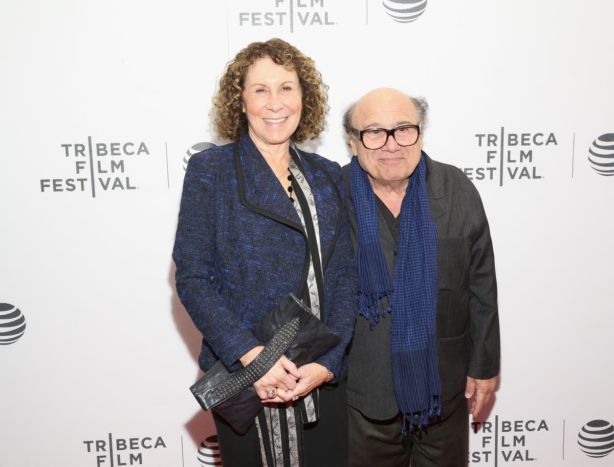 Rhea Perlman reveals she and Danny DeVito are still…