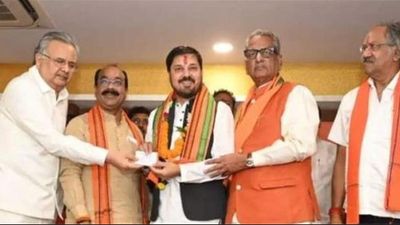 Popular Chhattisgarhi actor, artists and retired bureaucrats join BJP
