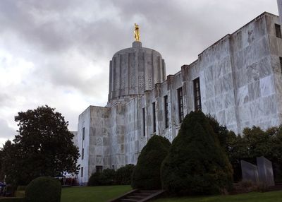 Oregon Democrats vote to fine absent senators amid GOP walkout
