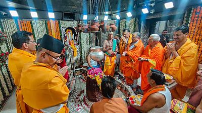 Nepal PM offers prayers at Mahakaleshwar temple in MP