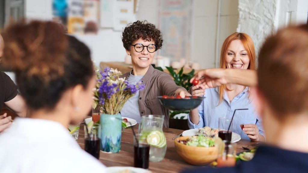 This Is The Best Time To Host A Dinner Party, According To Experts