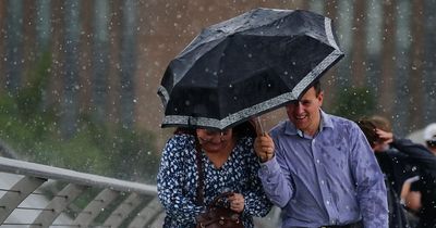 Ireland weather maps show huge wall of rain threatening roasting 25C bank holiday ‘mini-heatwave’