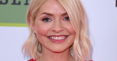 Holly Willoughby breaks social media silence with make-up free selfie on Instagram