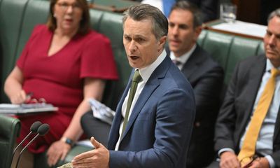 Crossbench welcomes Labor review of student loan ‘quirk’ that added hundreds to debts