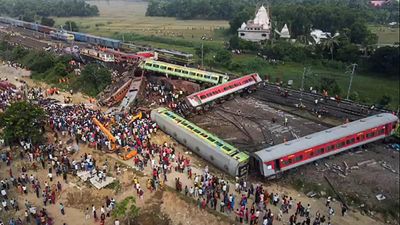 More than 280 dead, some 900 injured in India train crash