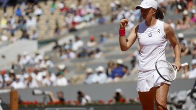 Swiatek crushes Wang to move into last-16 at French Open