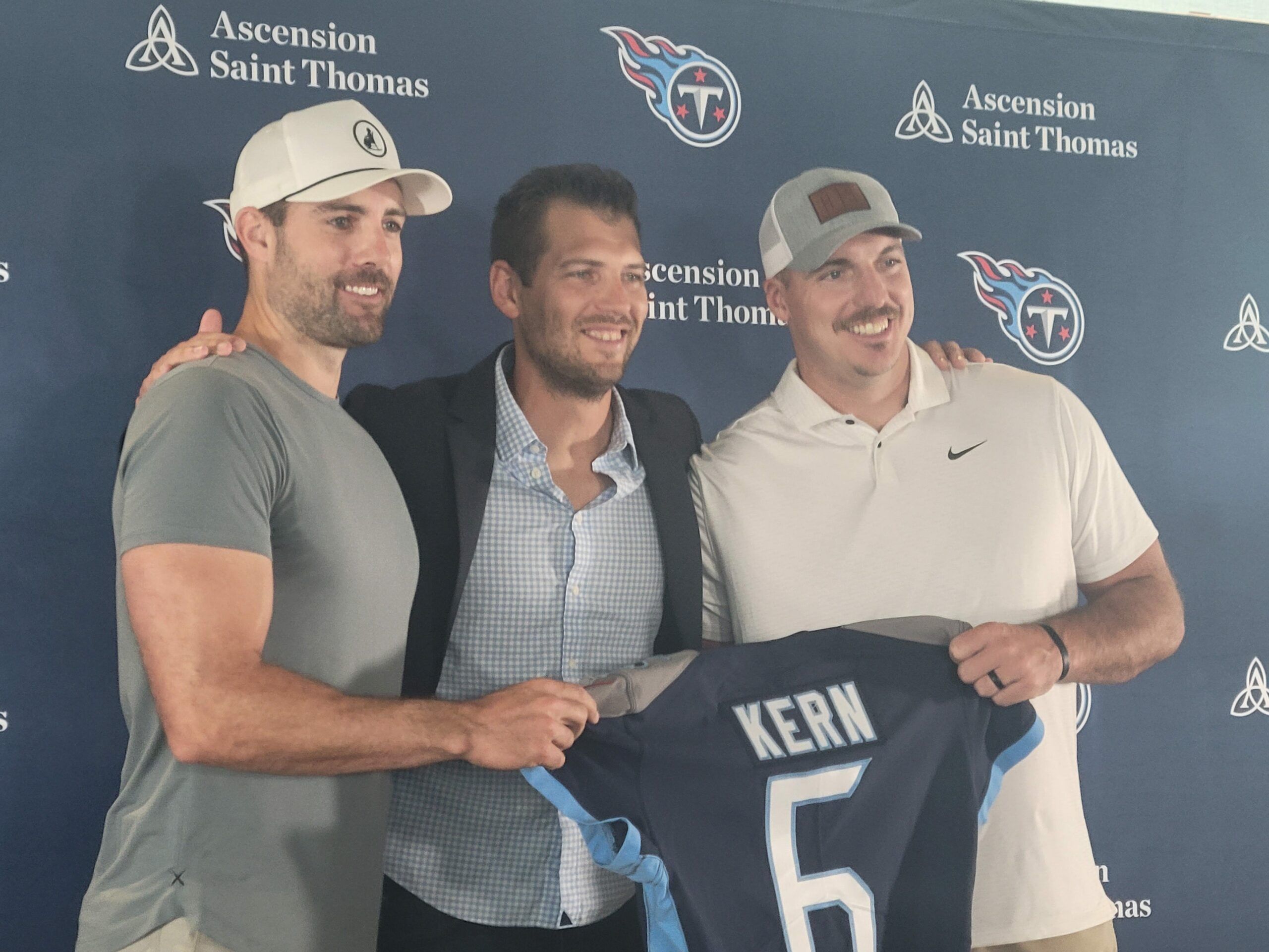 Watch: Current, former Titans congratulate Brett Kern…